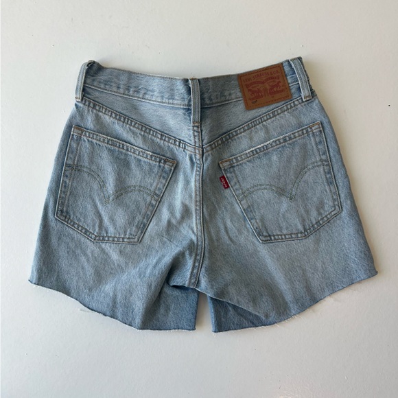 Levi light wash denim jean shorts - Picture 2 of 4